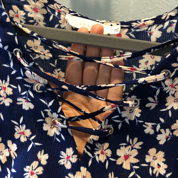 Floral boutique style bell sleeve top - Picture 4 of 6